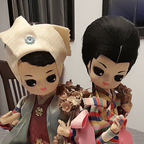 Vintage 1970's Pair of Bradley Asian Dolls on Lacquered Platform - Picture 2 of 11